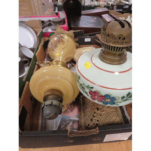 135 - A BOX OF BRASS / OIL LAMPS / TO INCLUDE A NEWPORT POTTERY CLARICE CLIFF STYLE DRAINING DISH ETC