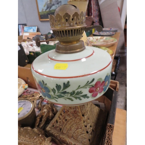 135 - A BOX OF BRASS / OIL LAMPS / TO INCLUDE A NEWPORT POTTERY CLARICE CLIFF STYLE DRAINING DISH ETC