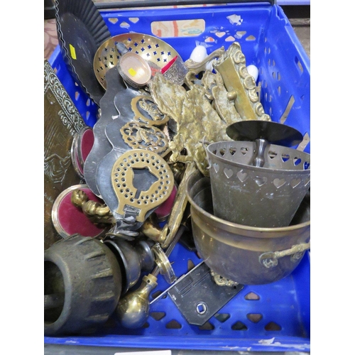 168 - A CRATE OF MIXED BRASS TO INCLUDE HORSES BRASSES, A GEORGE AND THE DRAGON DOORSTOP, BRONZE PESTLE & ... 