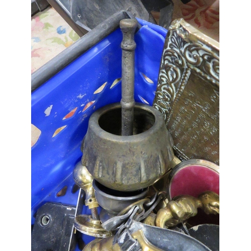 168 - A CRATE OF MIXED BRASS TO INCLUDE HORSES BRASSES, A GEORGE AND THE DRAGON DOORSTOP, BRONZE PESTLE & ... 