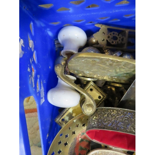 168 - A CRATE OF MIXED BRASS TO INCLUDE HORSES BRASSES, A GEORGE AND THE DRAGON DOORSTOP, BRONZE PESTLE & ... 