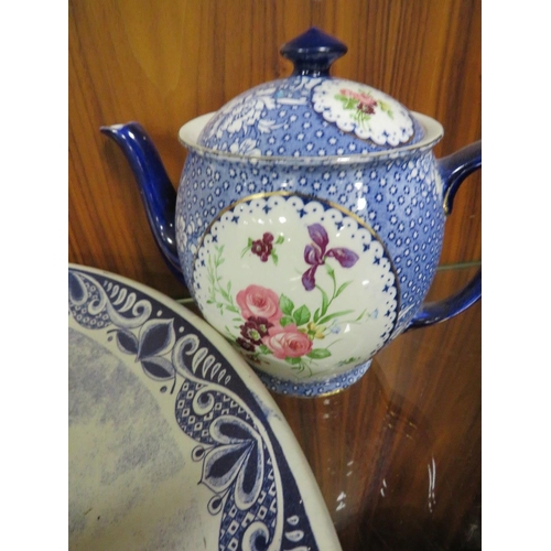 284 - A SMALL QUANTITY OF CERAMICS TO INCLUDE AN ANTIQUE WEDGWOOD TEAPOT, A BLUE/WHITE CHARGER DECORATED W... 