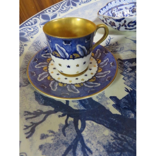 284 - A SMALL QUANTITY OF CERAMICS TO INCLUDE AN ANTIQUE WEDGWOOD TEAPOT, A BLUE/WHITE CHARGER DECORATED W... 