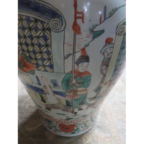 286 - A ORIENTAL VASE DECORATED WITH WARRIORS FIGHTING BEFORE NOBLE MEN