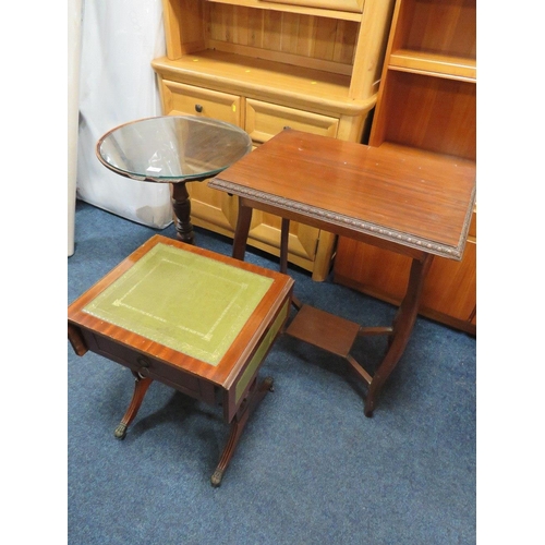 736 - A GEORGIAN MAHOGANY PEDESTAL TABLE WITH TWO OCCASIONAL TABLES (3)