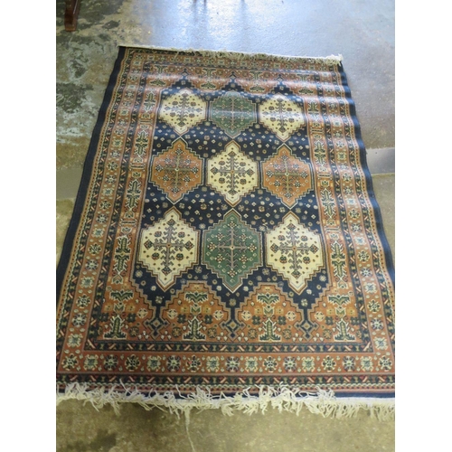 752 - A WOOLLEN RUG 183 X 134 CM