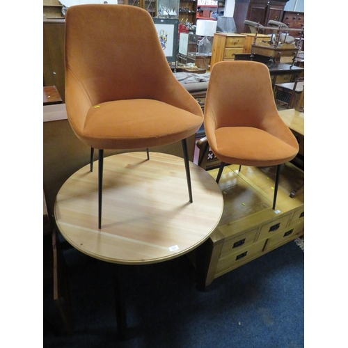 773 - A MODERN CIRCULAR TABLE WITH TWO ORANGE CHAIRS