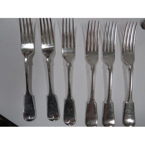 344 - A QUANTITY OF ASSORTED FLATWARE TO INCLUDE A PAIR OF EARLY VICTORIAN HALLMARKED SILVER FIDDLE PATTER... 