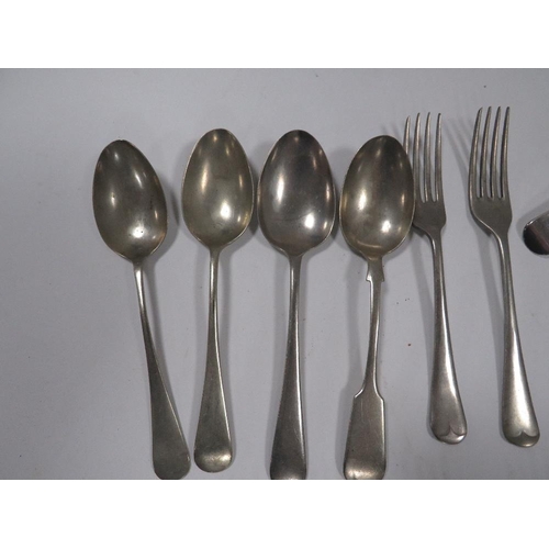 344 - A QUANTITY OF ASSORTED FLATWARE TO INCLUDE A PAIR OF EARLY VICTORIAN HALLMARKED SILVER FIDDLE PATTER... 