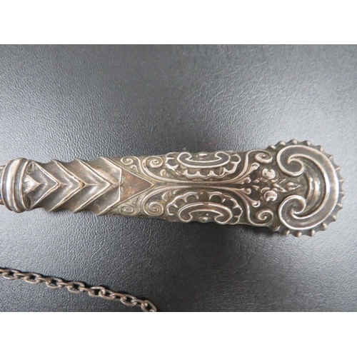 346 - A LARGE SILVER HANDLED BUTTON HOOK AND SILVER WINE LABEL