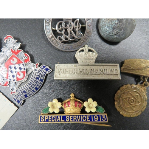 424 - A SMALL QUANTITY OF BADGES, BROOCHES AND MEDALS TO INCLUDE A SPECIAL SERVICE 1913 ENAMEL BROOCH