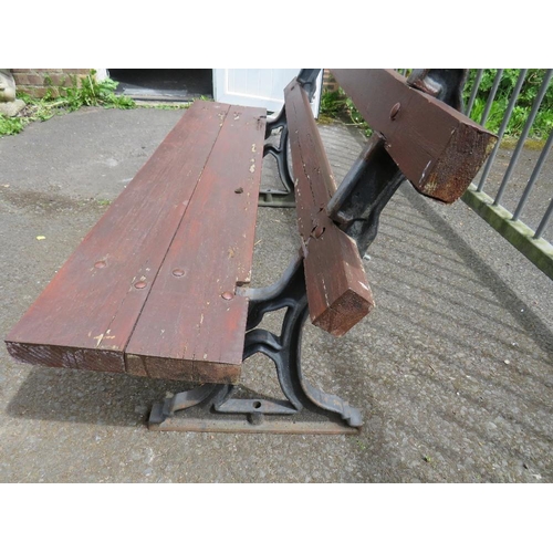 601 - A HEAVY VINTAGE CAST IRON GARDEN BENCH