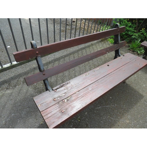 601 - A HEAVY VINTAGE CAST IRON GARDEN BENCH