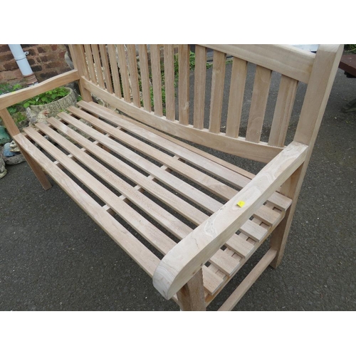 612 - A NEW / OLD STOCK HARDWOOD GARDEN BENCH