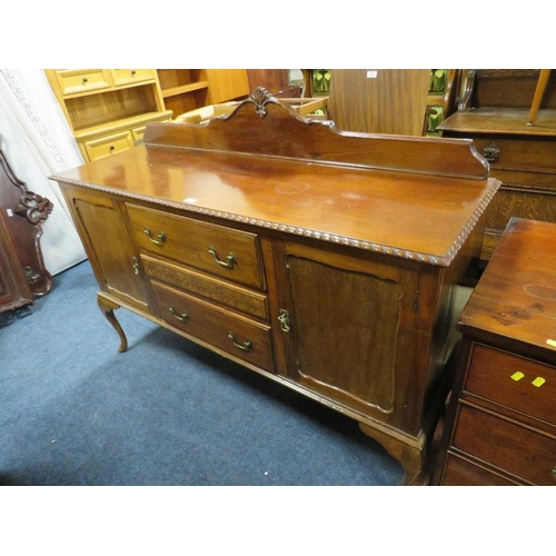 812 - A LARGE VINTAGE MAHOGANY SERVING SIDEBOARD - W 153 CM