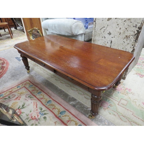 817 - A MAHOGANY COFFEE TABLE WITH BRASS CASTORS