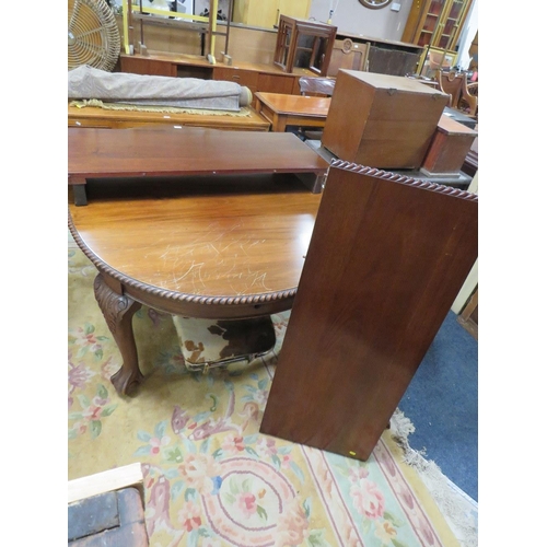 818 - A LARGE EARLY 20TH CENTURY MAHOGANY WIND-OUT DINING TABLE ON BALL & CLAW FEET - TWO LEAVES