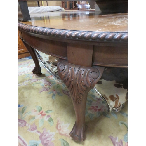 818 - A LARGE EARLY 20TH CENTURY MAHOGANY WIND-OUT DINING TABLE ON BALL & CLAW FEET - TWO LEAVES