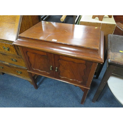 823 - A VINTAGE MAHOGANY CASED PEROPHONE GRAMOPHONE