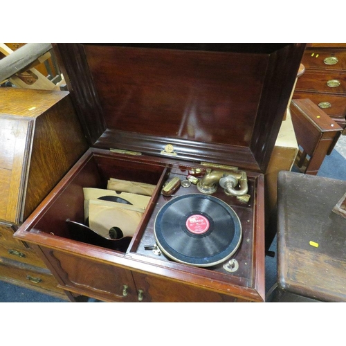 823 - A VINTAGE MAHOGANY CASED PEROPHONE GRAMOPHONE