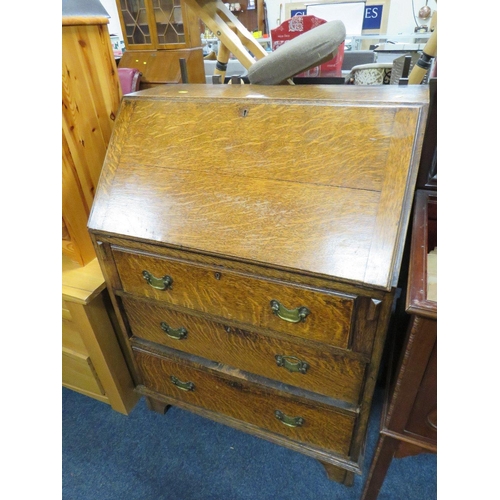 824 - A 20TH CENTURY OAK BUREAU