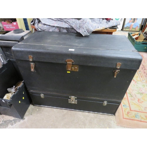 847 - A VINTAGE CAR REAR TRAVELLING TRUNK 72 X 95CM