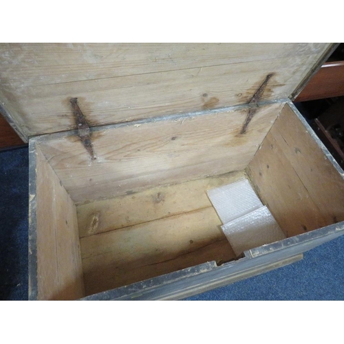 848 - A VINTAGE PINE CARPENTERS TOOL BOX - W 80 CM