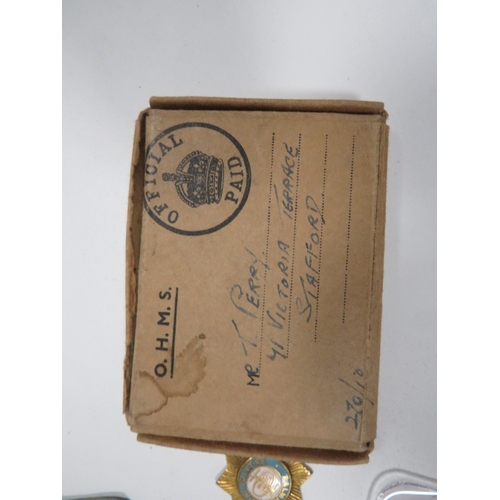 438 - A QUANTITY OF WAR MEDALS, BADGES ETC TO INCLUDE AN O. H.M.S BOX ADDRESSED TO MR T. PERRY OF 71 VICTO... 