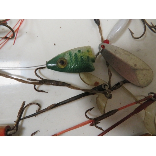 439 - A TRAY OF VINTAGE FISHING LURES