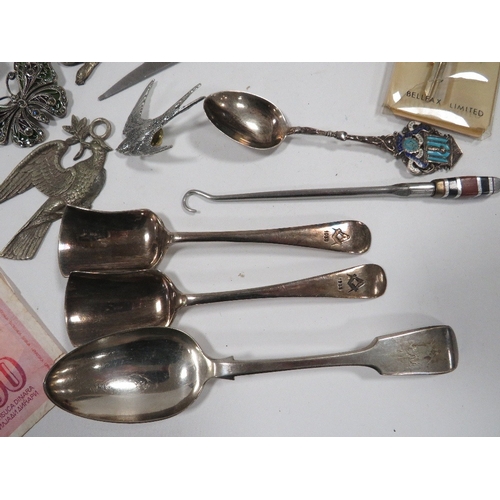 440 - A TRAY OF ASSORTED COLLECTABLE'S TO INCLUDE VINTAGE COINS, MASONIC SPOONS ETC