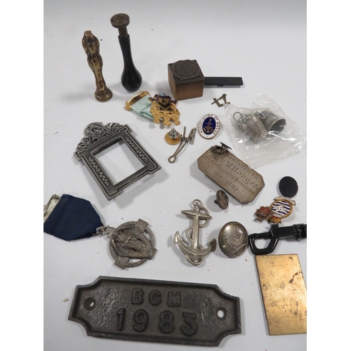 465 - A SMALL TRAY OF COLLECTABLE'S TO INCLUDE WAX SEALS, MASONIC MEDAL ETC