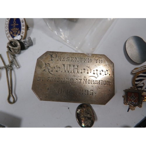 465 - A SMALL TRAY OF COLLECTABLE'S TO INCLUDE WAX SEALS, MASONIC MEDAL ETC