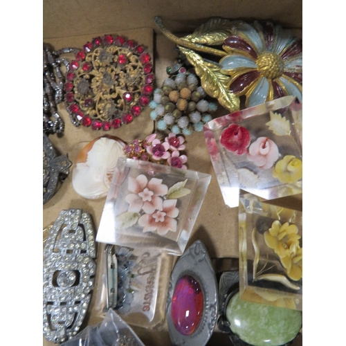 484 - A COLLECTION OF VINTAGE BROOCHES