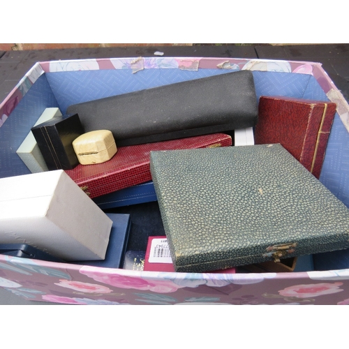 79 - A BOX OF VINTAGE JEWELLERY PRESENTATION BOXES