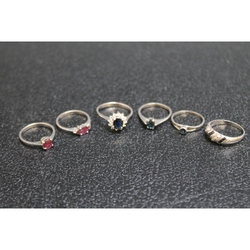 95 - A COLLECTION OF FIVE SILVER AND WHITE METAL RINGS SET WITH ASSORTED SEMI PRECIOUS STONES