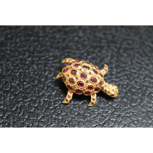 108 - A NOVELTY ARTICULATED 14K YELLOW METAL PENDANT/BROOCH IN THE FORM, OF A TURTLE, approx weight 5.1g, ... 