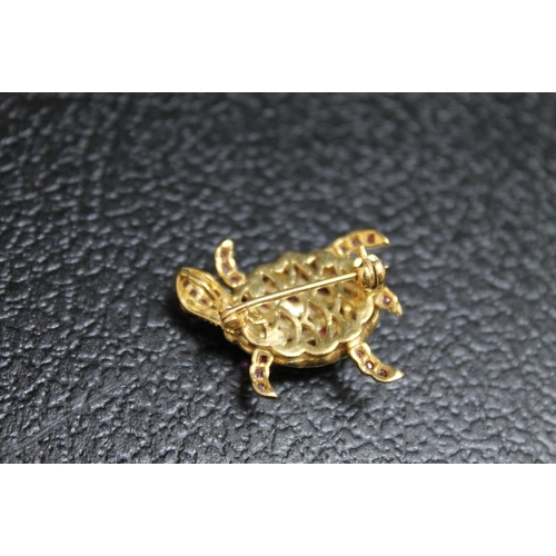 108 - A NOVELTY ARTICULATED 14K YELLOW METAL PENDANT/BROOCH IN THE FORM, OF A TURTLE, approx weight 5.1g, ... 