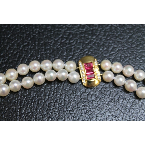 112 - A DOUBLE ROW STRAND OF FRESHWATER PEARLS ON AN UNMARKED YELLOW METAL CLASP, approx 44 cm