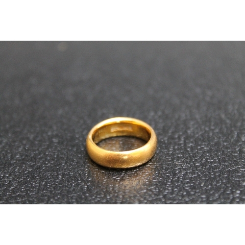 121 - A HALLMARKED 22 CARAT GOLD WEDDING BAND, approx weight 9.6g, ring size K 1/2