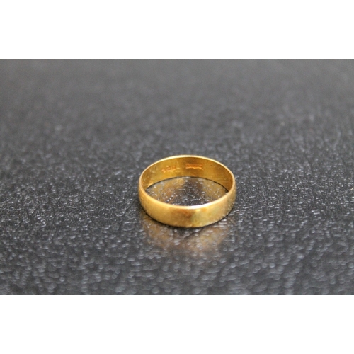 131 - A HALLMARKED 22 CARAT GOLD WEDDING BAND, approx weight 2.6g, ring size O 1/2