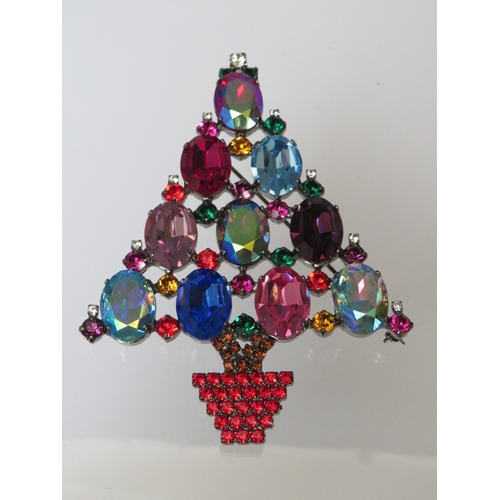 32 - AN EXCEPTIONAL BUTLER AND WILSON OVERSIZE CHRISTMAS TREE BROOCH, H 14 cm, together with a similar, s... 