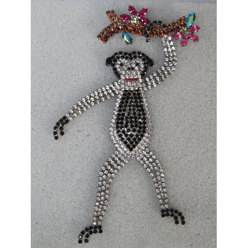 5 - A LARGE BUTLER AND WILSON RETICULATED MONKEY BROOCH, depicting a monkey hanging from a branch, appro... 