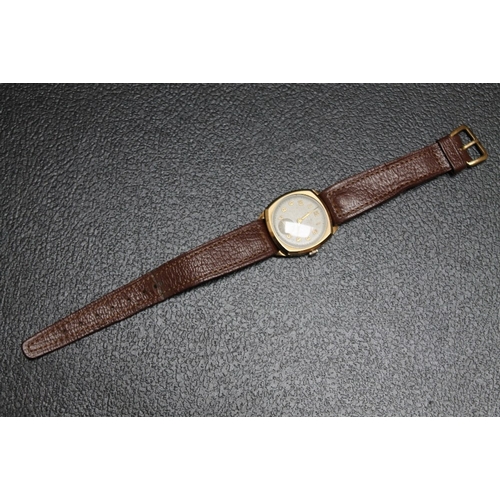 176 - AN AVIA 9 CARAT GOLD WRIST WATCH, Dia 3 cm