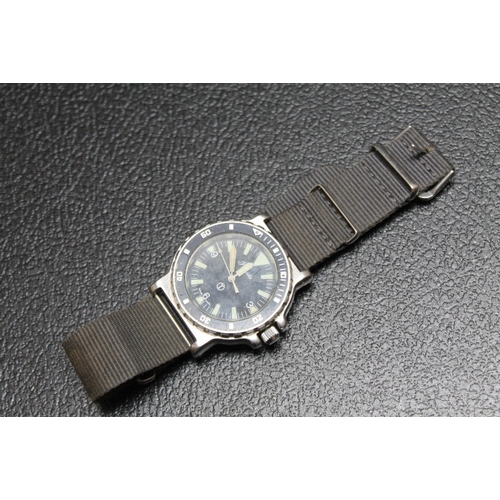 179 - A ROYAL NAVY DIVERS WATCH BY PRECISTA, marked with rear broad arrow 6645-99 75733-14 993/88, Dia 4 c... 