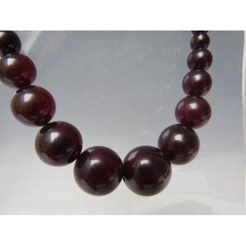 62 - A CHERRY RED FATURAN AMBER GRADUATED CIRCULAR BEAD NECKLACE, approx L 44 cm, approx weight 35 g