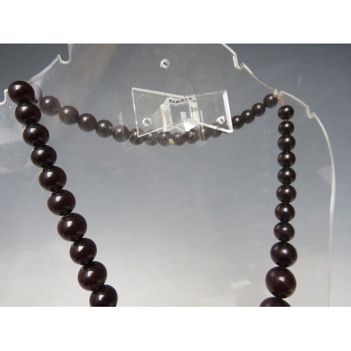 62 - A CHERRY RED FATURAN AMBER GRADUATED CIRCULAR BEAD NECKLACE, approx L 44 cm, approx weight 35 g