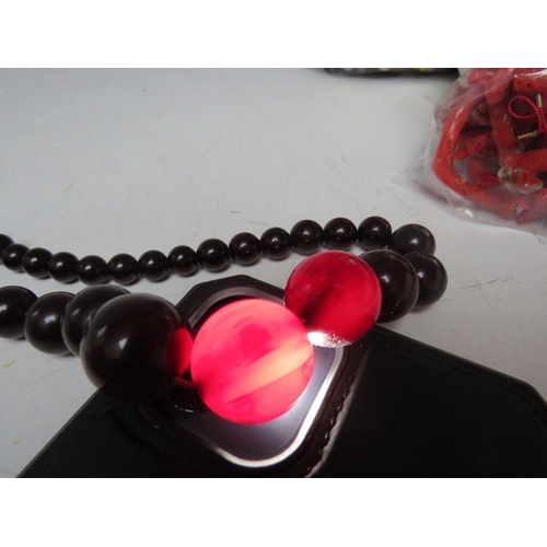 62 - A CHERRY RED FATURAN AMBER GRADUATED CIRCULAR BEAD NECKLACE, approx L 44 cm, approx weight 35 g