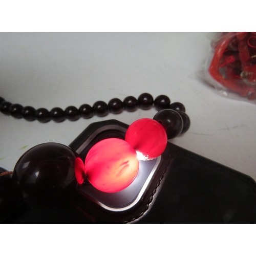 62 - A CHERRY RED FATURAN AMBER GRADUATED CIRCULAR BEAD NECKLACE, approx L 44 cm, approx weight 35 g