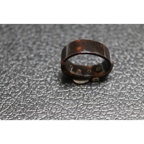 75 - AN UNUSUAL NOVELTY TORTOISESHELL RING IN THE FORM OF A BUCKLE, please note ring is oval in shape