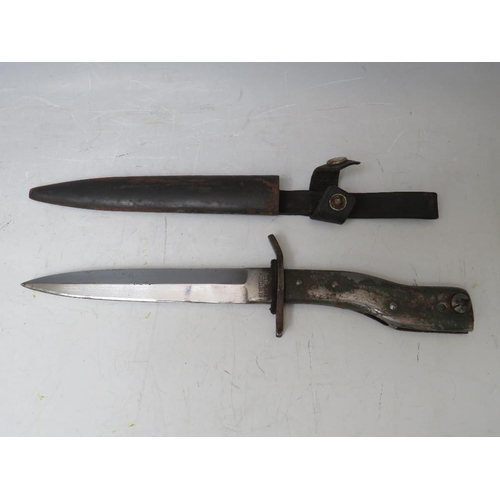 219 - A WW1 GERMAN BAYONET / KNIFE IN METAL SHEATH, blade L 15 cm, overall L 28 cm